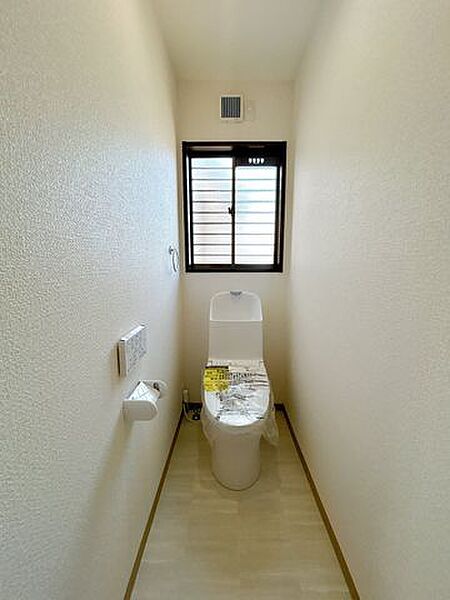 【リフォーム済】トイレももちろん新品交換しております。直接お肌に触れる部分なので、新品だと嬉しいですね。