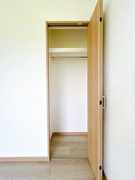 【リフォーム済】2階東側に位置する約6帖の洋室にはクローゼットを新設しております。
