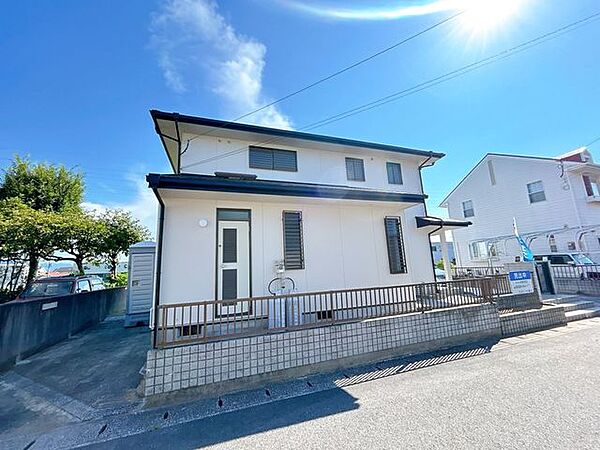 【リフォーム済】外観別角度からの写真です。外壁屋根塗装を行い駐車場はカーポートを撤去いたしました。