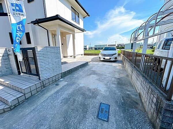 【リフォーム済】玄関前の現状駐車場です。カーポートを撤去し裏の庭部分まで駐車場スペースとして拡張いたしました。