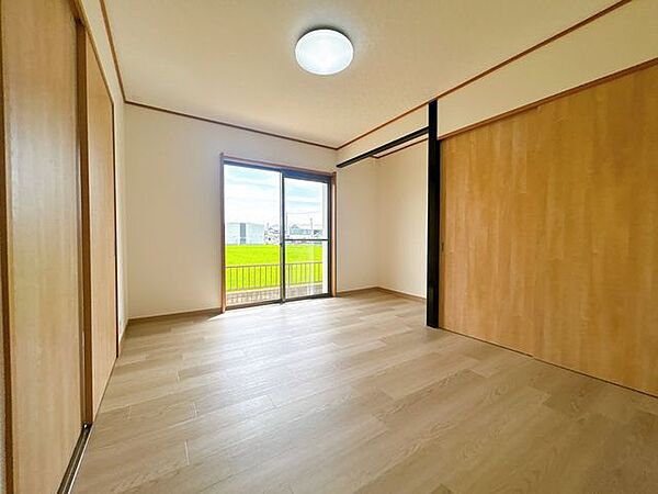 【リフォーム済】1階玄関脇にある6畳和室は7帖洋室に変更いたしました。壁天井はクロスを張替え床はフロアタイルで仕上げております。