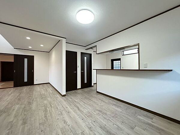 【リフォーム済】リビング写真になります。　フロアタイル重ね張り、クロスの張替え、建具新品交換を行いました。