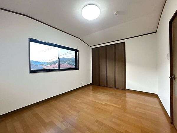 【リフォーム済】3階6帖洋室の写真です。クロス張替えを行いました。