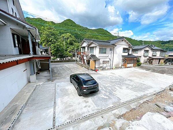 【リフォーム済】駐車場写真です。車庫部分も含めると10台以上駐車可能です。