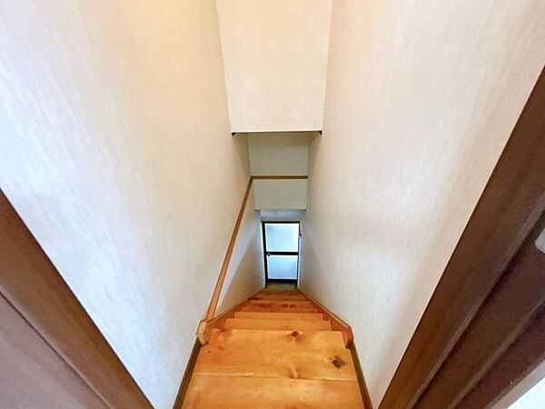 【リフォーム済】2階の居住スペースから1階の車庫と事務所スペースにつながる階段です。