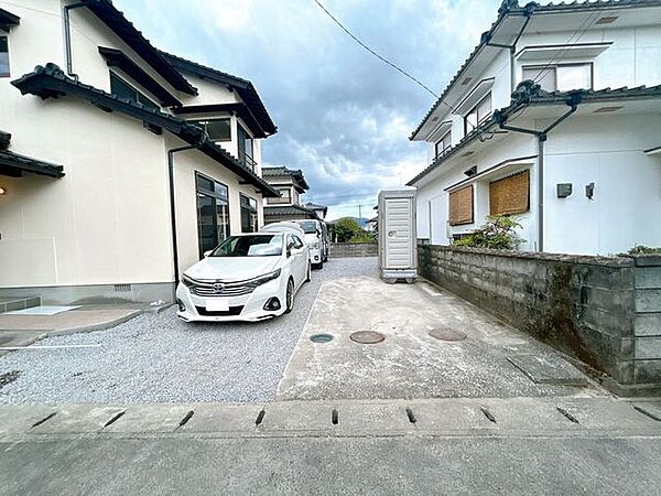 【リフォーム済】駐車場写真です。カーポートを撤去し門扉を一部撤去して駐車スペースを広げました。縦並列で最大4台まで駐車可能です。。