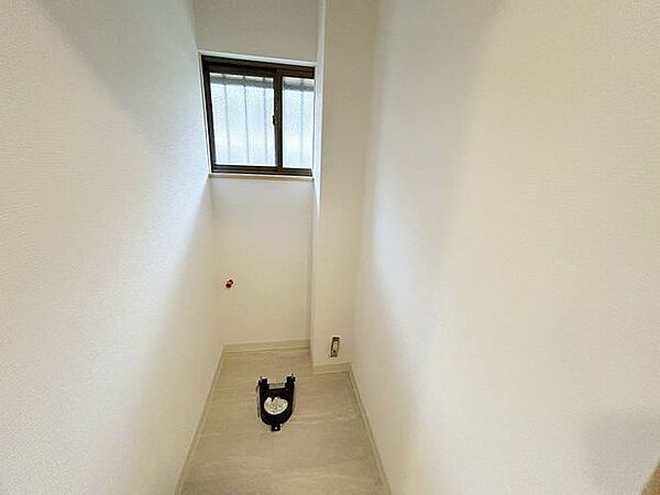 【リフォーム中9/19】1階トイレです。便器交換やクッションフロアー張り、クロス張替え、照明の交換予定です。