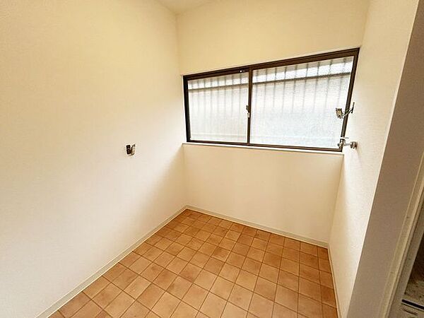 【リフォーム中9/19】1階洗面脱衣所です。洗面化粧台新品交換やクッションフロアー張り、クロス張替え、照明の交換予定です。