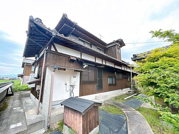 【リフォーム中9/10】外観別アングルです。お家の前には広い庭がございます。