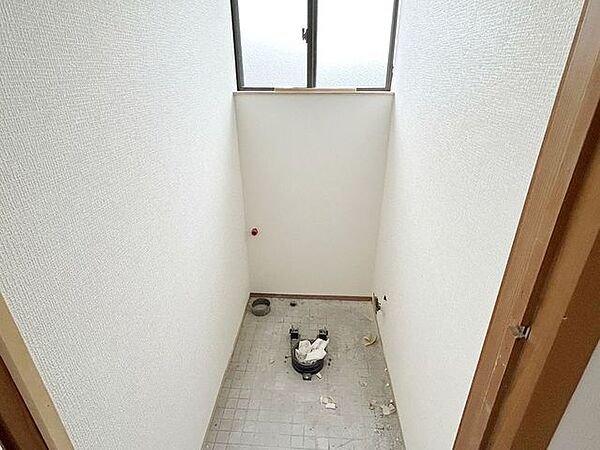 【リフォーム中9/19】2階トイレです。床は、クッションフロア張替え、クロスの張替え、便器交換を交換を行います。