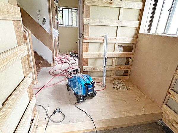 【リフォーム中8/8】玄関内部は、シューズボックス新品交換、クロス張替え、タイル重ね張り、照明の新設を予定しております。