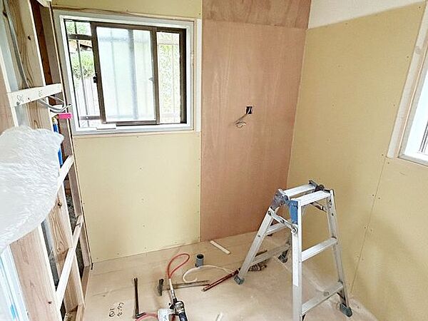 【リフォーム中8/8】洗面脱衣所は、新品の洗面化粧台交換、クロス張替え、クッションフロア張替え、照明の新設を予定しております。