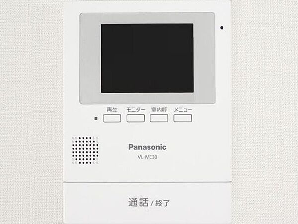 【同仕様写真】新しく設置したドアホンはカラーモニター付き。ダイニングに設置のモニターで玄関にいらしたお客様を確認してから応対できます。留守中の来客も記録できるので防犯面でも安心ですね。