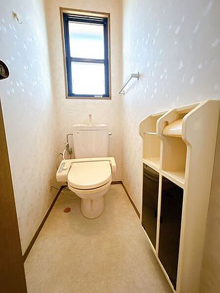 2階トイレです。新品に交換します。