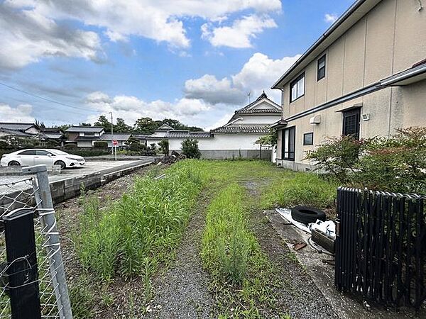 駐車場です。除草、整地、小屋の解体を行います。