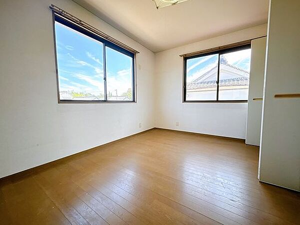 2階北東側洋室です。床のクリーニング、壁・天井のクロスの張替えを行います。