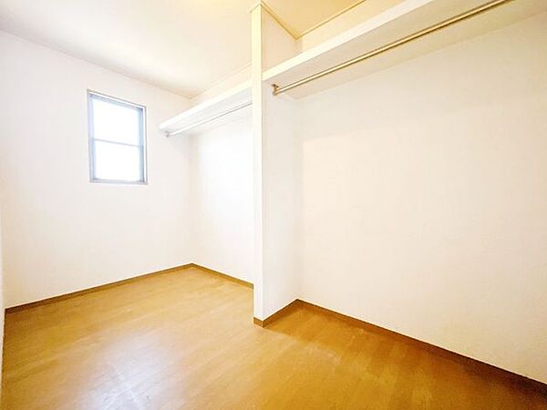 【リフォーム中10/4】2階納戸です。床のクリーニング、壁・天井のクロスの張替えを行います。