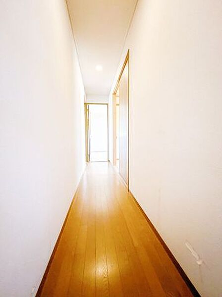【リフォーム中10/4】1階廊下です。床のクリーニング、壁・天井のクロスの張替えを行います。