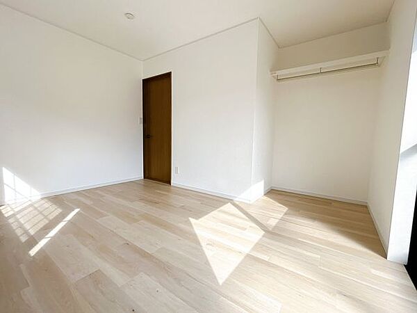 【リフォーム完成済】2階南側洋室別角度写真です。クローゼットの新設を行いました。