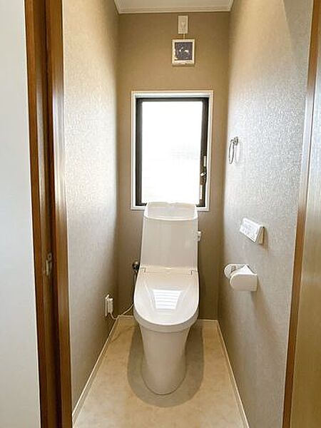 【リフォーム完成済】2階トイレ写真です。こちらのトイレも新品交換しました。床材・クロスの張替えも行いました。