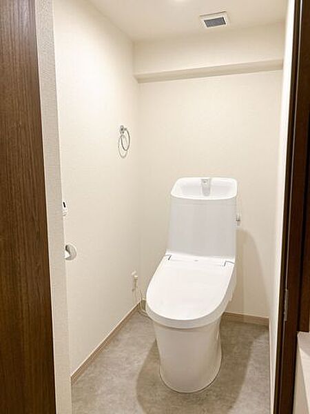 【リフォーム済】トイレ写真です。トイレは新品交換しました。クッションフロアと天井・壁クロスの張替も行いました。