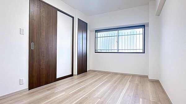 【リフォーム済】北側7帖洋室写真です。フローリング重張、クロスの張替を行いました。半間分のクローゼットを2つ新設しました。