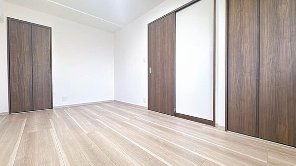 【リフォーム済】北側7帖洋室、別角度写真です。クローゼットの新設を行いました。