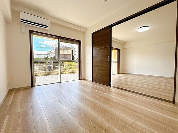【リフォーム済】南側6帖洋室写真です。フローリング・クロスの張替を行います。こちらのお部屋には6帖用エアコンを1台新設しました。