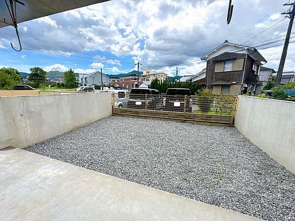 【リフォーム済】お庭写真です。ウッドデッキの解体を行い、除草作業を行いました。