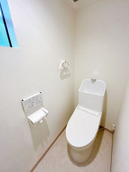 【リフォーム済】1階トイレ写真です。トイレは新品に交換しました。床はクッションフロア仕上げ、壁はクロス張替えを行いました。