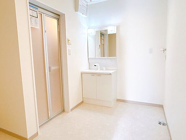 【リフォーム済】洗面室写真です。洗面化粧台は新品に交換しました。床はクッションフロア仕上げ、壁はクロス張替えを行いました。