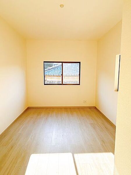 【リフォーム済】中2階の洋室です。フローリングの張替え、クロス張替え、建具交換を行いました。