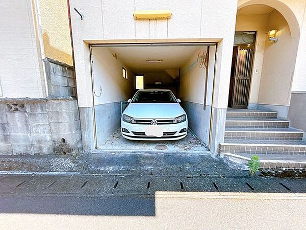 【駐車場】玄関横には堀車庫1台あります。物置としてもご利用いただけます。
