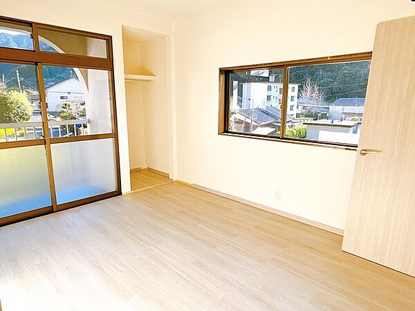 【リフォーム済】2階南西側の洋室です。フローリングの張替え、クロス張替え、建具交換を行いました。
