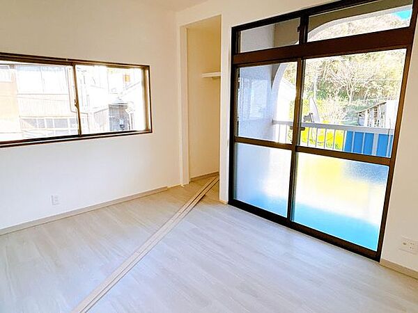 【リフォーム済】2階南東側の洋室です。フローリングの張替え、クロス張替え、建具交換を行いました。