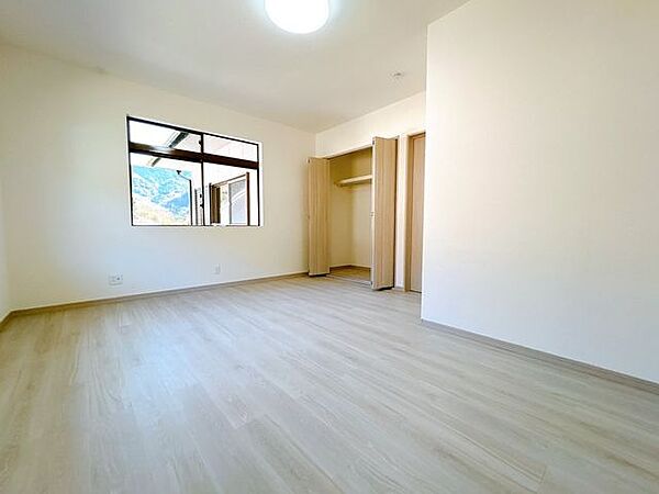 【リフォーム済】2階北東側の洋室です。フローリングの張替え、クロス張替え、建具交換を行いました。