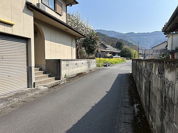 西側道路です。幅員は約3.5ｍです。