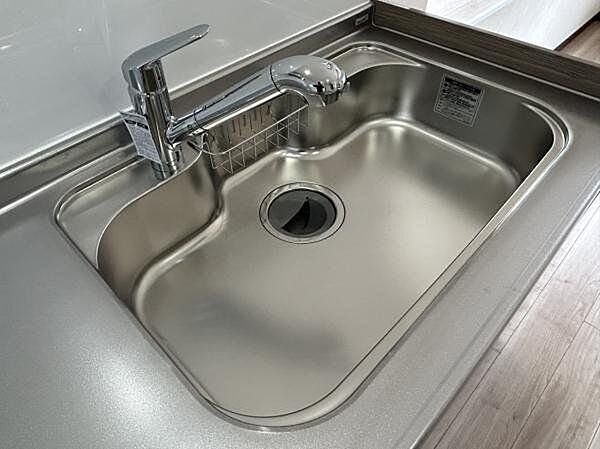 【同仕様写真】新品交換したキッチンのシンクはサビにくく熱に強いステンレス製です。水はねの音を抑える静音設計で、従来よりもさらに水音が静かになっています。