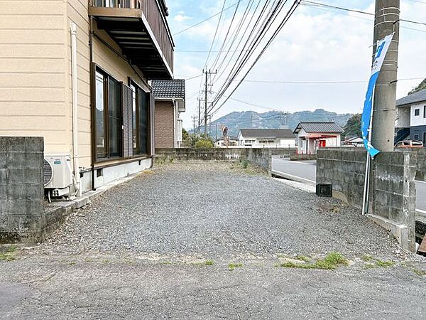 【リフォーム済】駐車場写真です。縦列2台駐車できます。