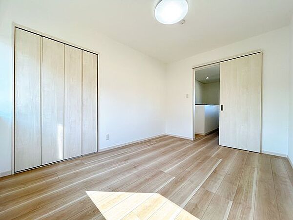【リフォーム済】2階北東側洋室写真です。和室を洋室に間取り変更を行いました。クローゼットも新品に交換いたしました。