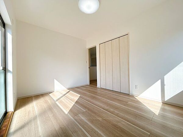 【リフォーム済】2階南側洋室写真です。和室を洋室に間取り変更を行いました。