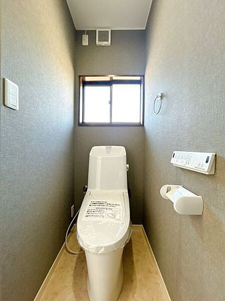 【リフォーム済】2階トイレ写真です。トイレは新品に交換いたしました。床はクッションフロア仕上げ、壁はクロス張替えを行いました。
