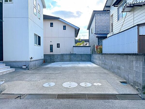 【リフォーム済】駐車4台可能です。雨よけの庇は解体し、コンクリート部分は高圧洗浄を行いました。