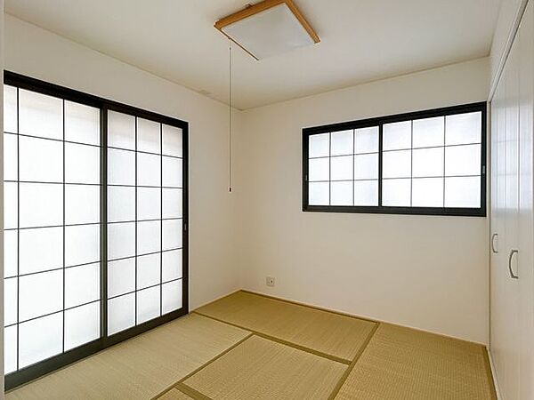 【リフォーム済】1階4.5帖の和室は畳の表替え、障子の張替え、天井・壁はクロスの張替えを行いました。