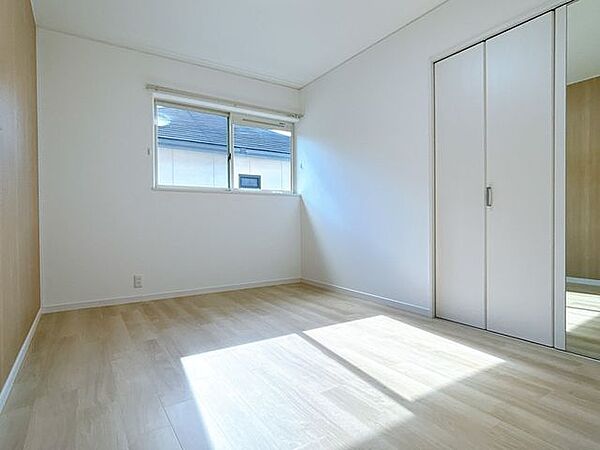 【リフォーム済】2階中央の洋室6帖は床はフロアタイルの重張、天井・壁はクロスの張替えを行いました。