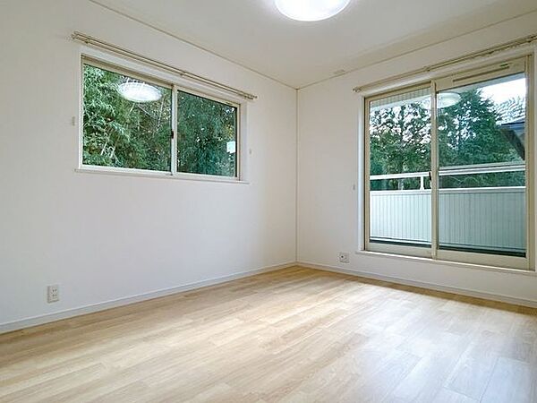 【リフォーム済】2階東側の洋室6帖は床はフロアタイルの重張、天井・壁はクロスの張替えを行いました。