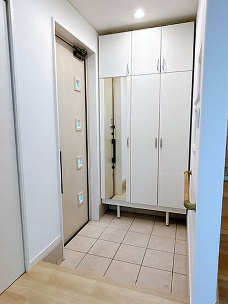 【リフォーム済】玄関内観です。床タイルとシューズボックスはクリーニングを行いました。天井・壁はクロスの張替えを行いました。