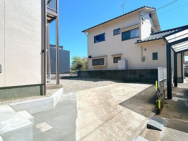 【リフォーム後写真】駐車場です。駐車場は拡張工事を行いした。来客時も3台停められて便利ですね。