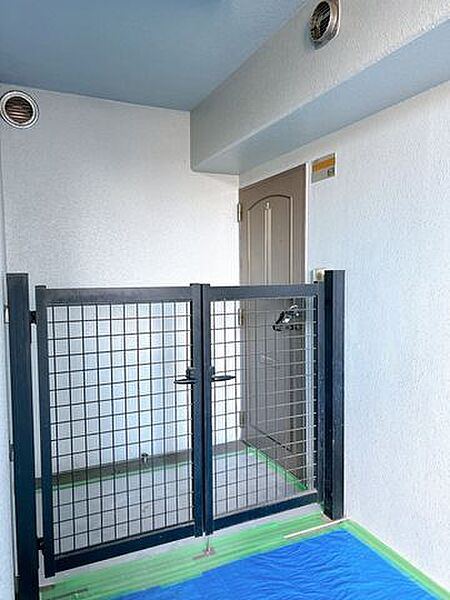 【リフォーム済】玄関はアルコープがあります。クリーニングを行いました。