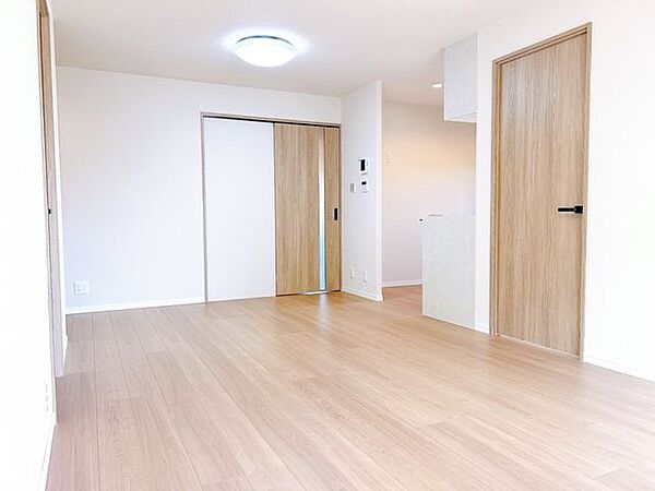 【リフォーム済】LDKは約15.5帖です。床材の張替え、建具交換、天井・壁クロスの張替えを行いました。